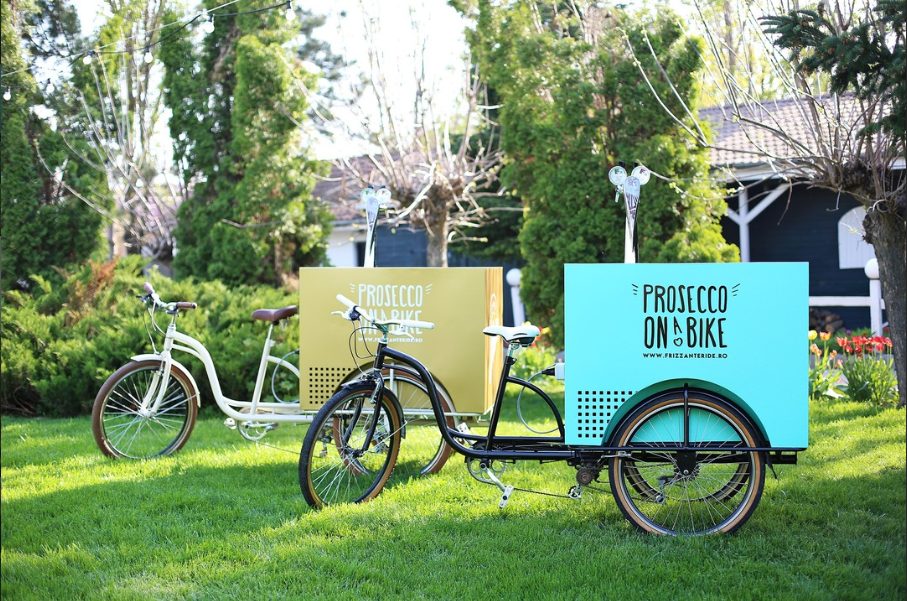 Doua biciclete Frizzante Ride cu prosecco, pregatite intr-o gradina