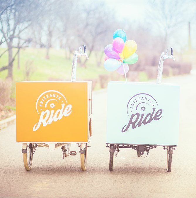 Doua biciclete Frizzante Ride cu baloane colorate, la un eveniment in aer liber
