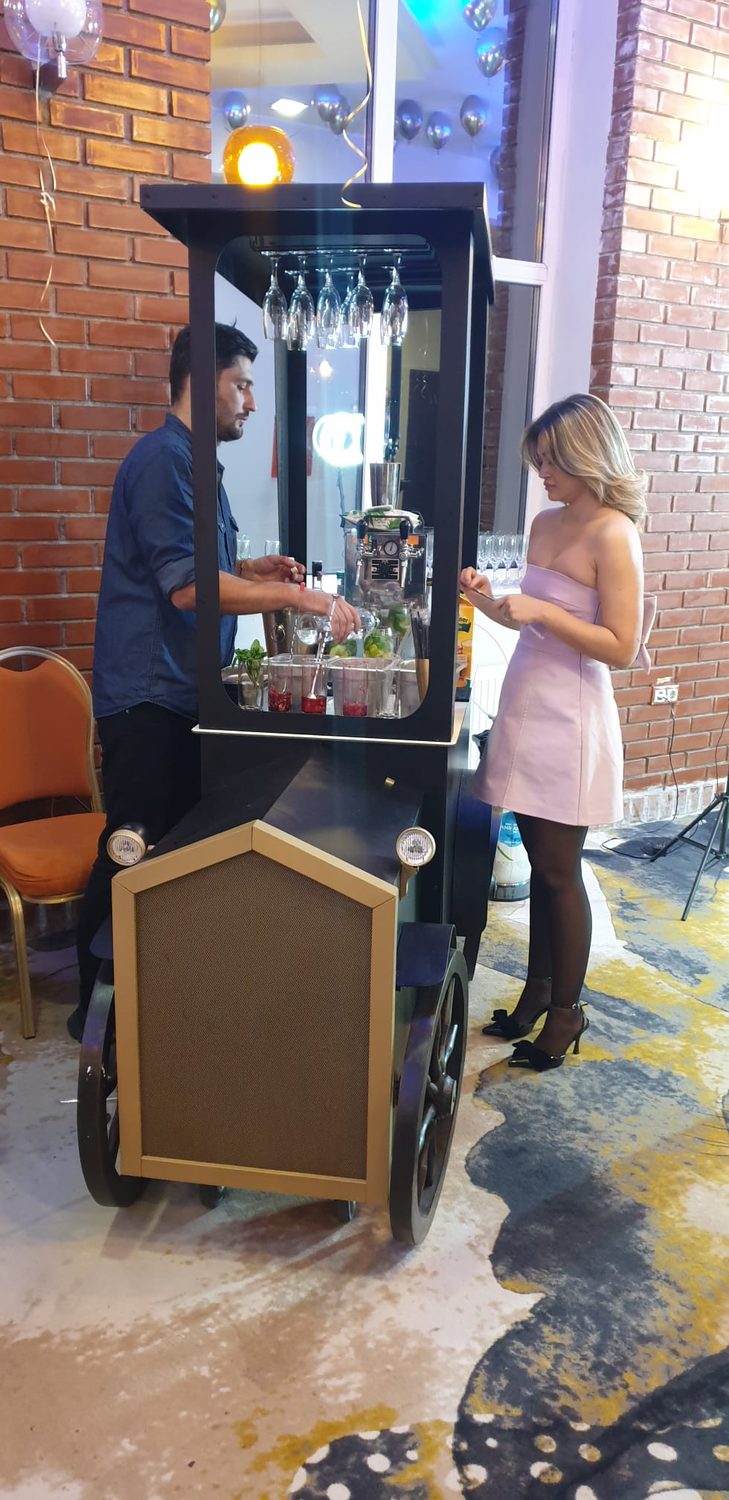 Barman servind prosecco de la Vintage Car Frizzante