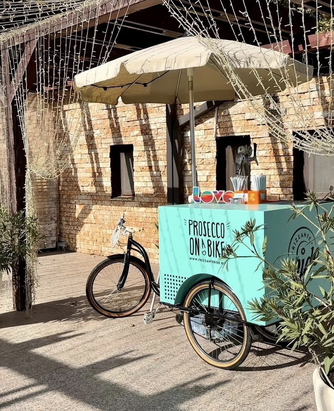Bicicleta Frizzante asezata sub o arcada de caramida