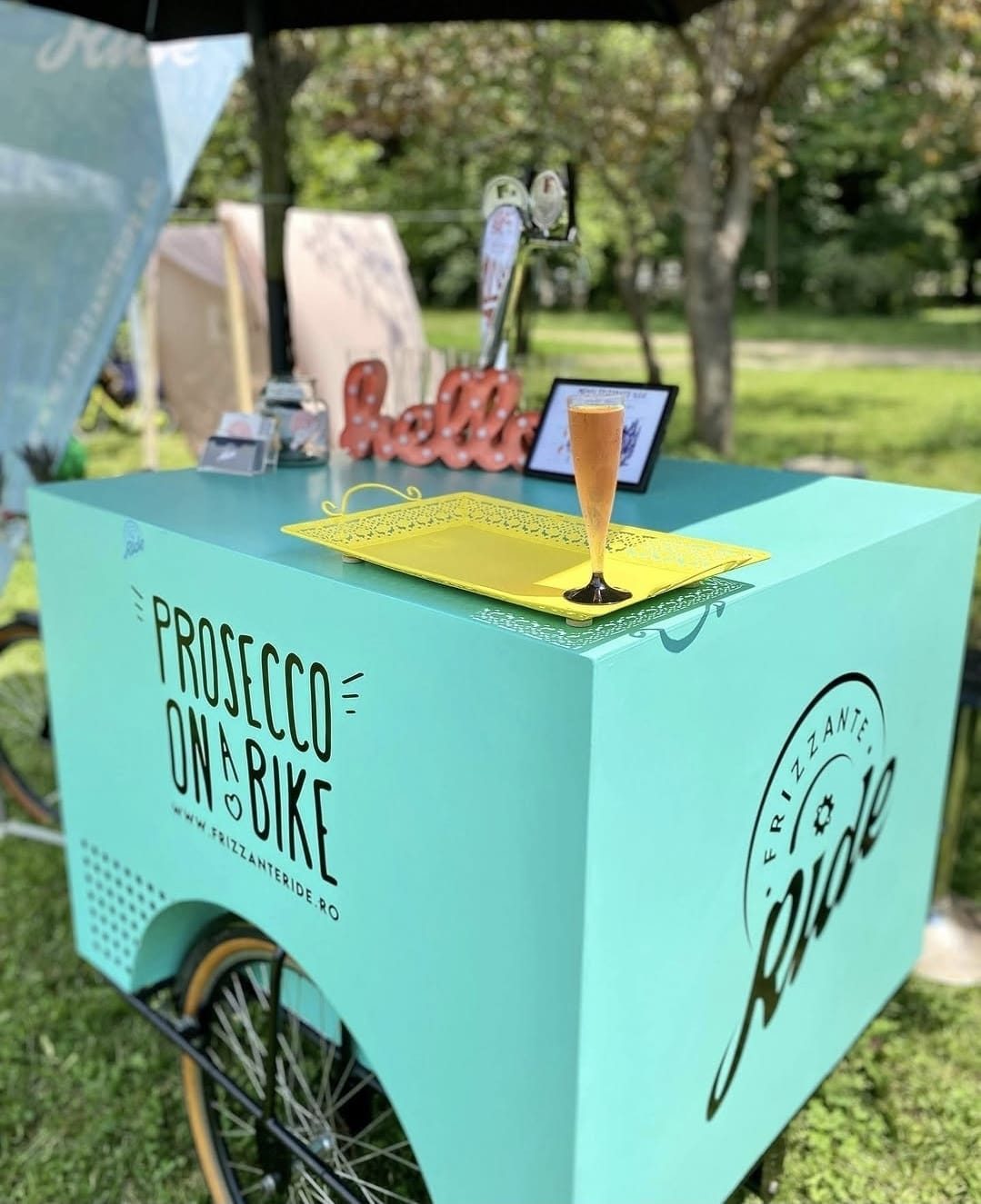 Bicicleta Frizzante cu prosecco pregatita in gradina