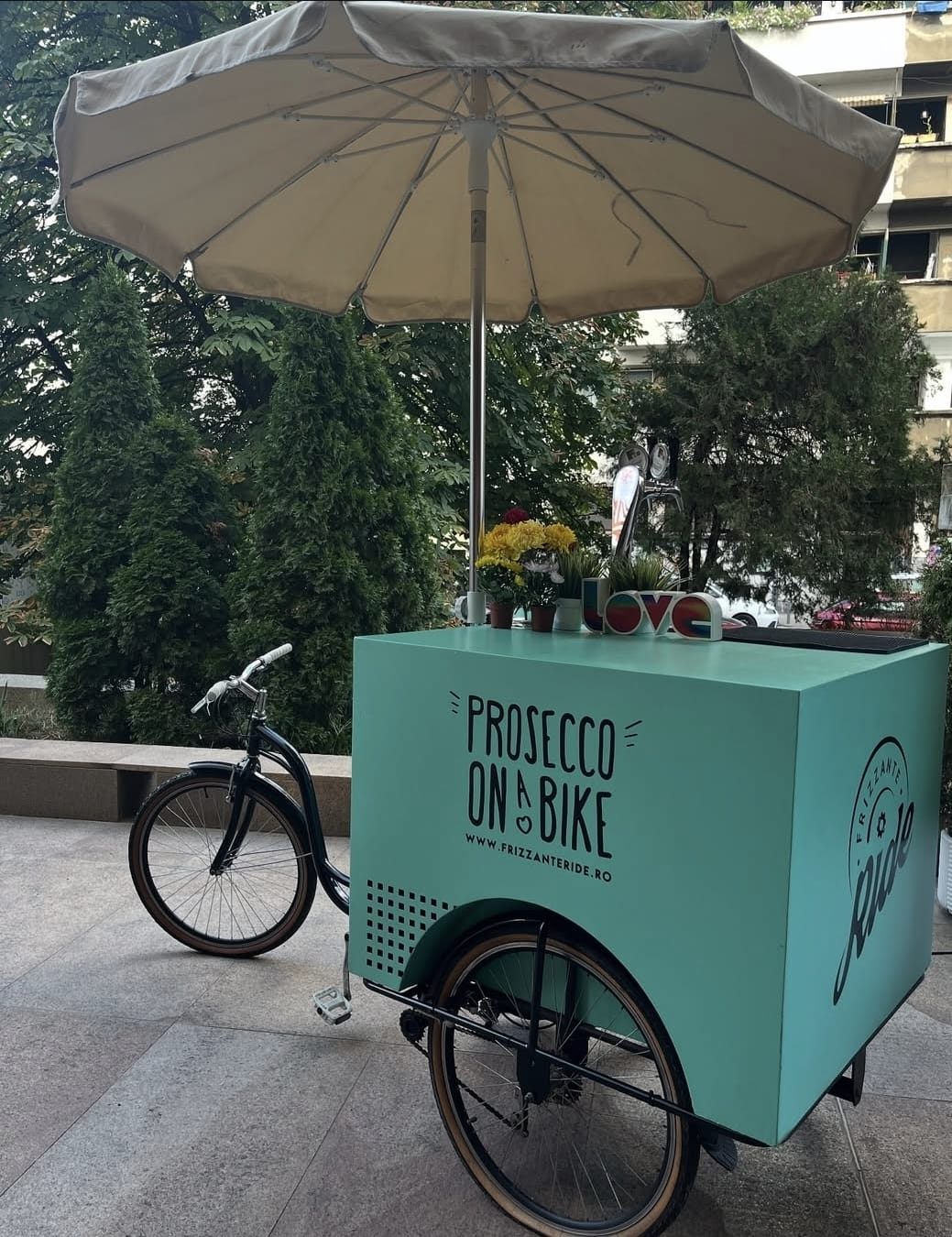 Bicicleta Frizzante cu umbrela, la un eveniment de zi