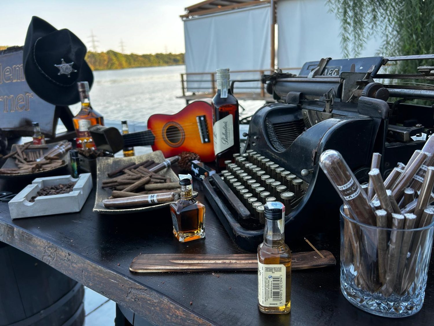 Trabucuri, whisky si accesorii vintage pe blatul cigar bar-ului