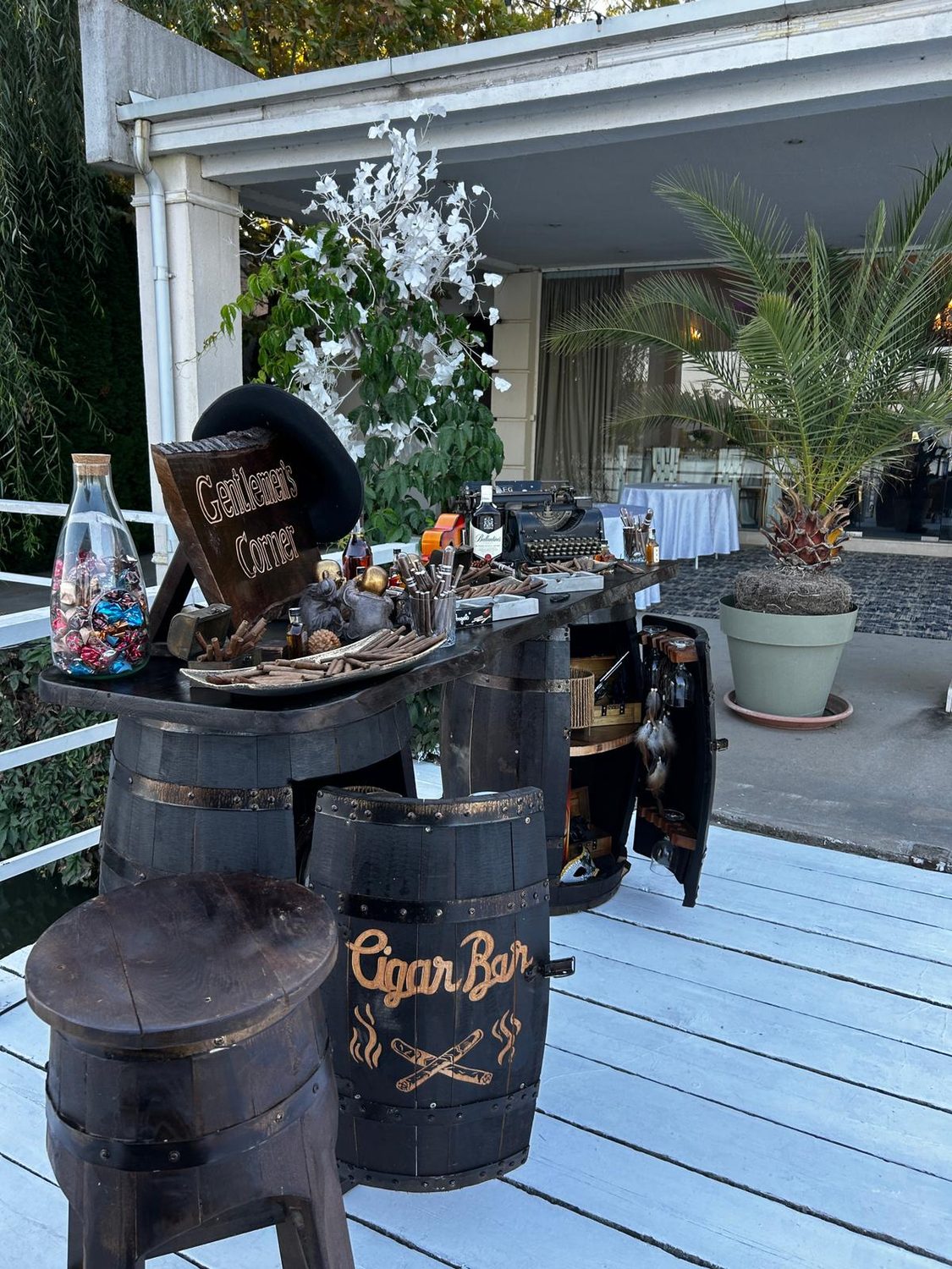 Butoaiele si blatul cigar bar-ului, montate pe terasa