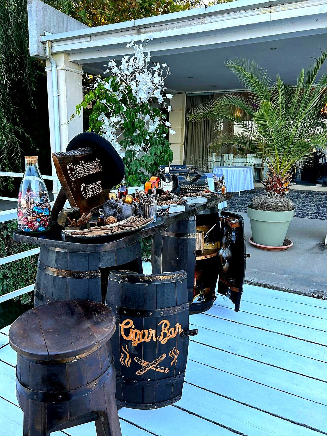Cigar bar Frizzante montat pe terasa, cu butoaie si accesorii