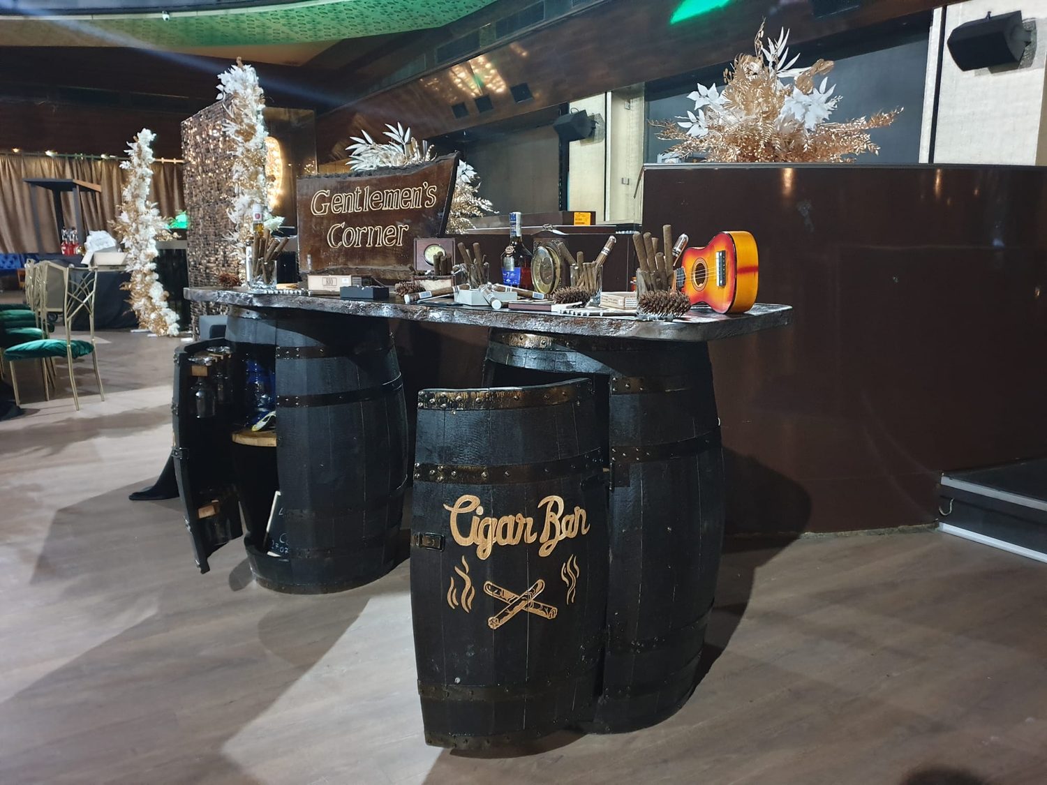 Cigar bar Frizzante montat in interior, seara