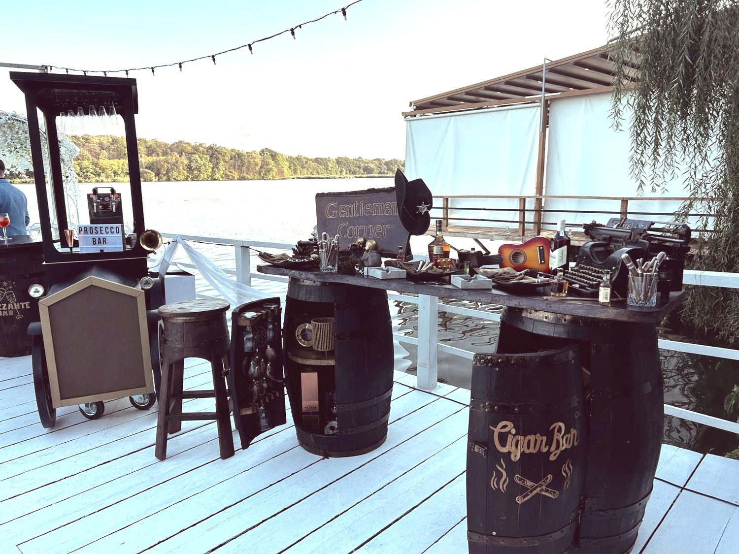Cigar bar Frizzante montat pe pontonul de la lac