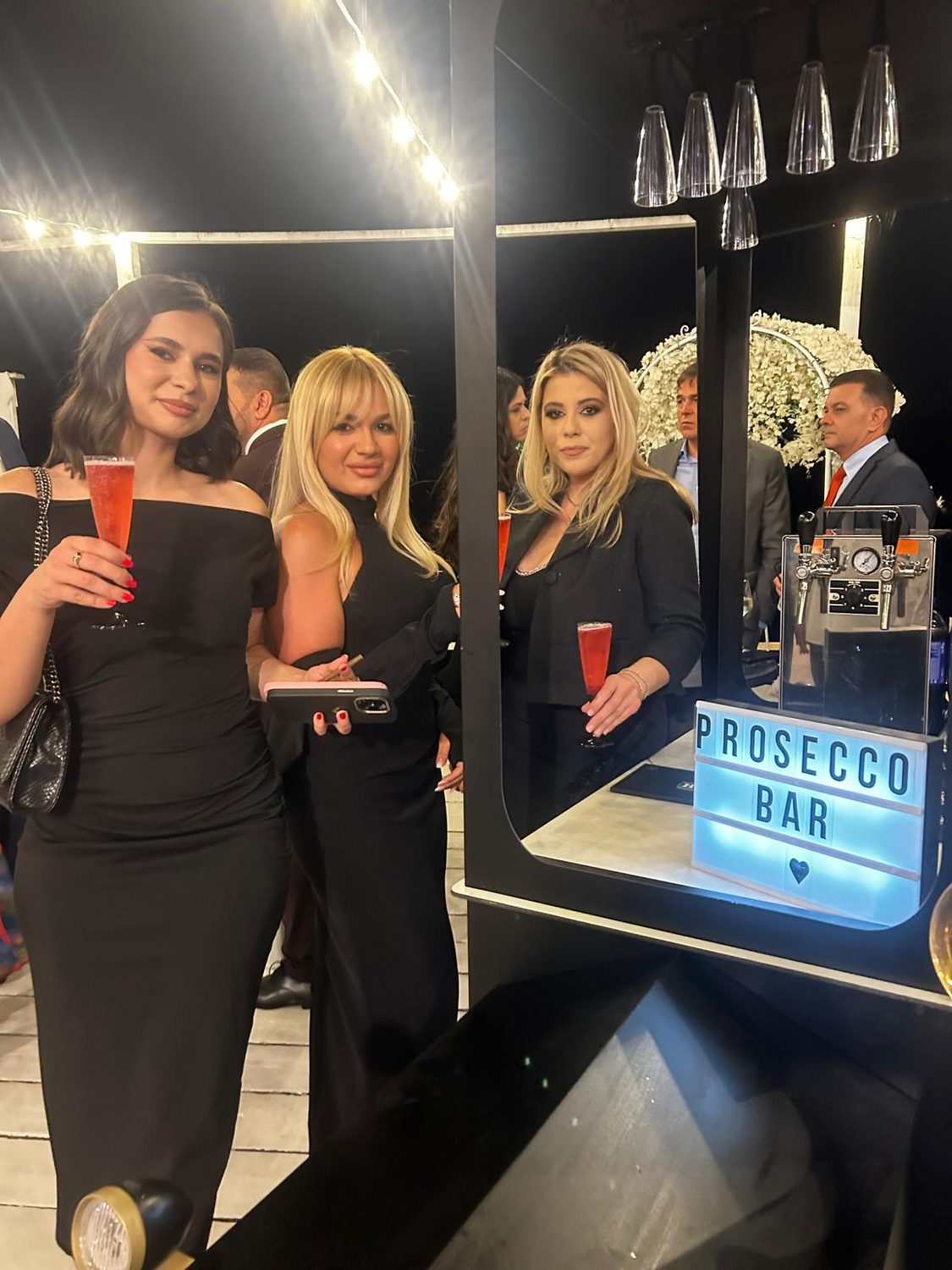 Invitati cu pahare de prosecco langa barul Frizzante