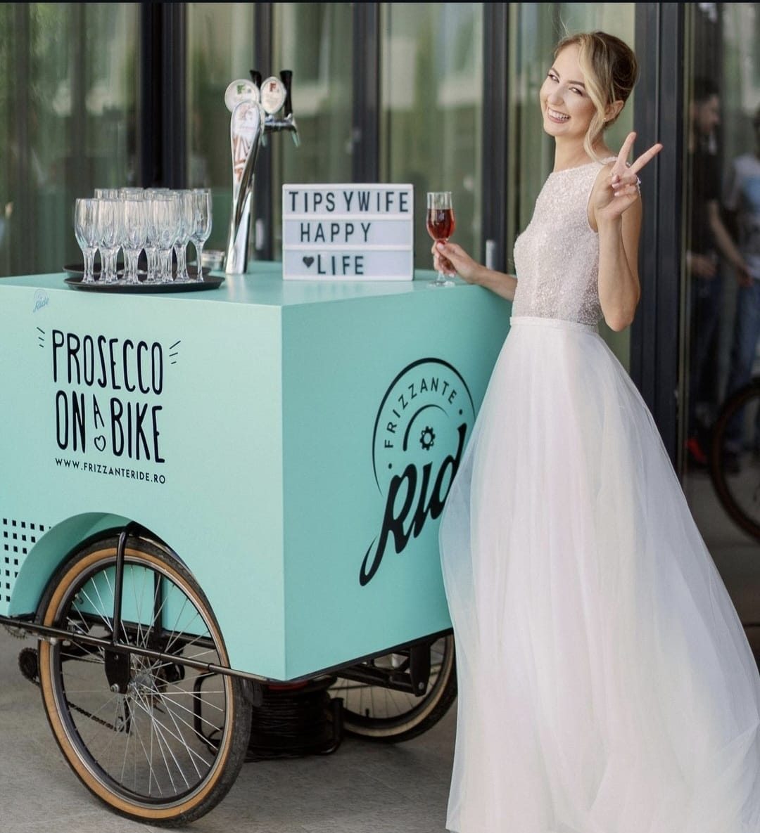 Mireasa langa bicicleta Frizzante cu prosecco, la nunta