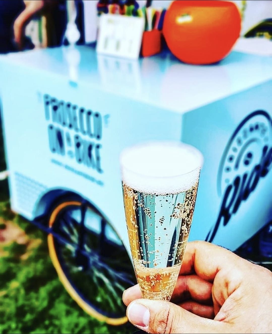 Pahar de prosecco servit la pahar de la bicicleta Frizzante