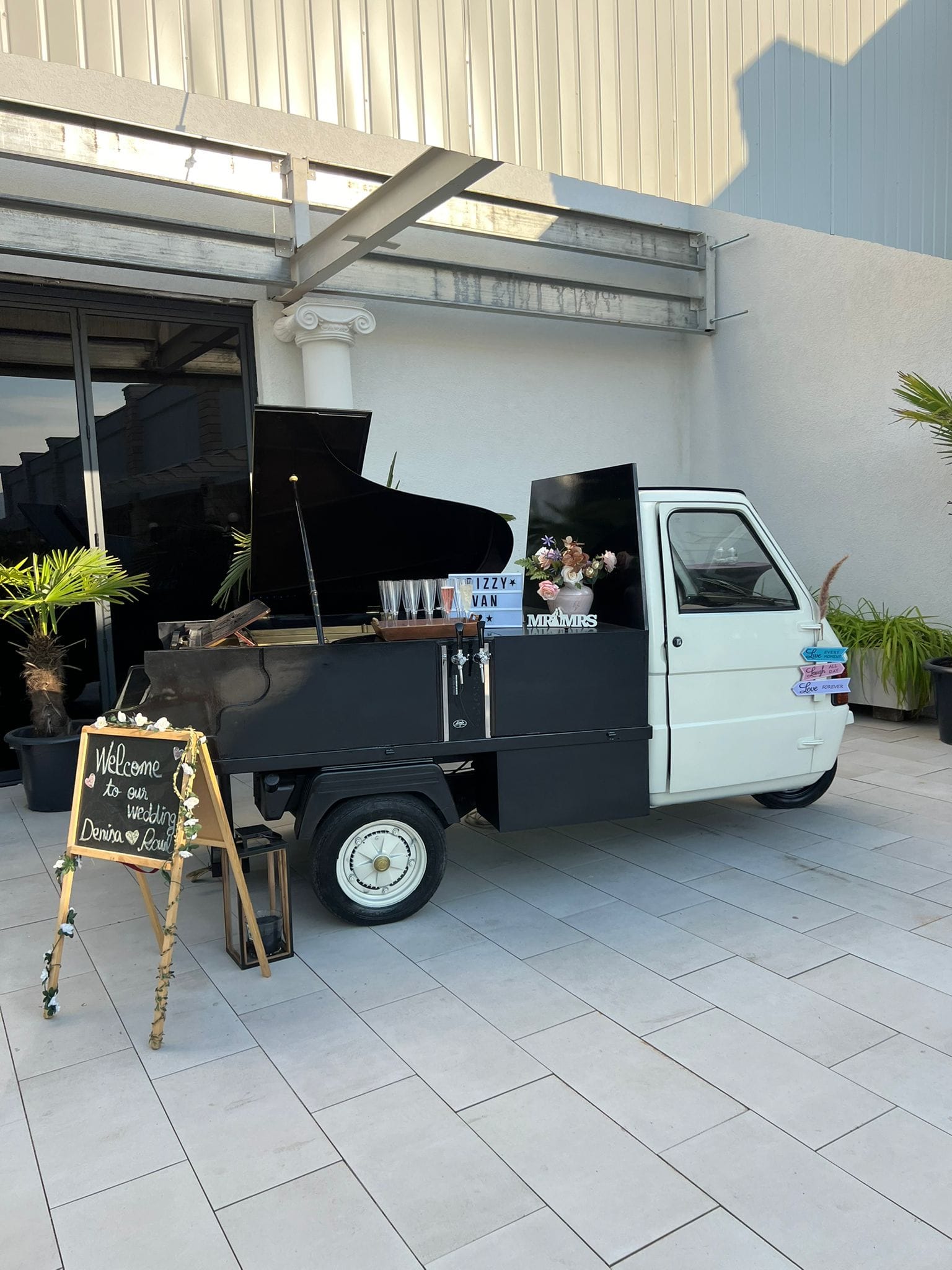 Pianul Frizzante decorat cu flori la un eveniment in aer liber