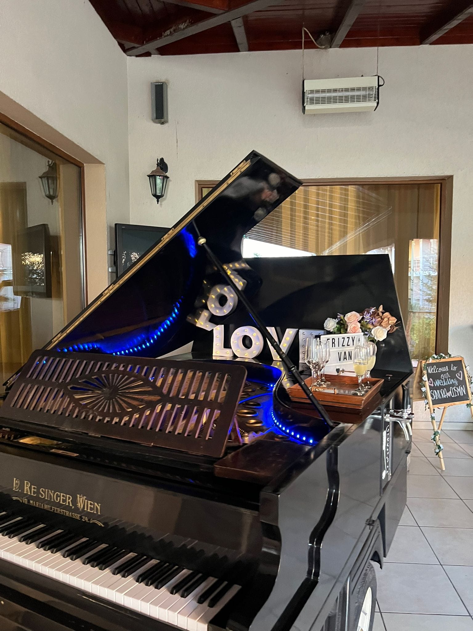 Pianul Frizzante decorat cu flori la un eveniment in aer liber