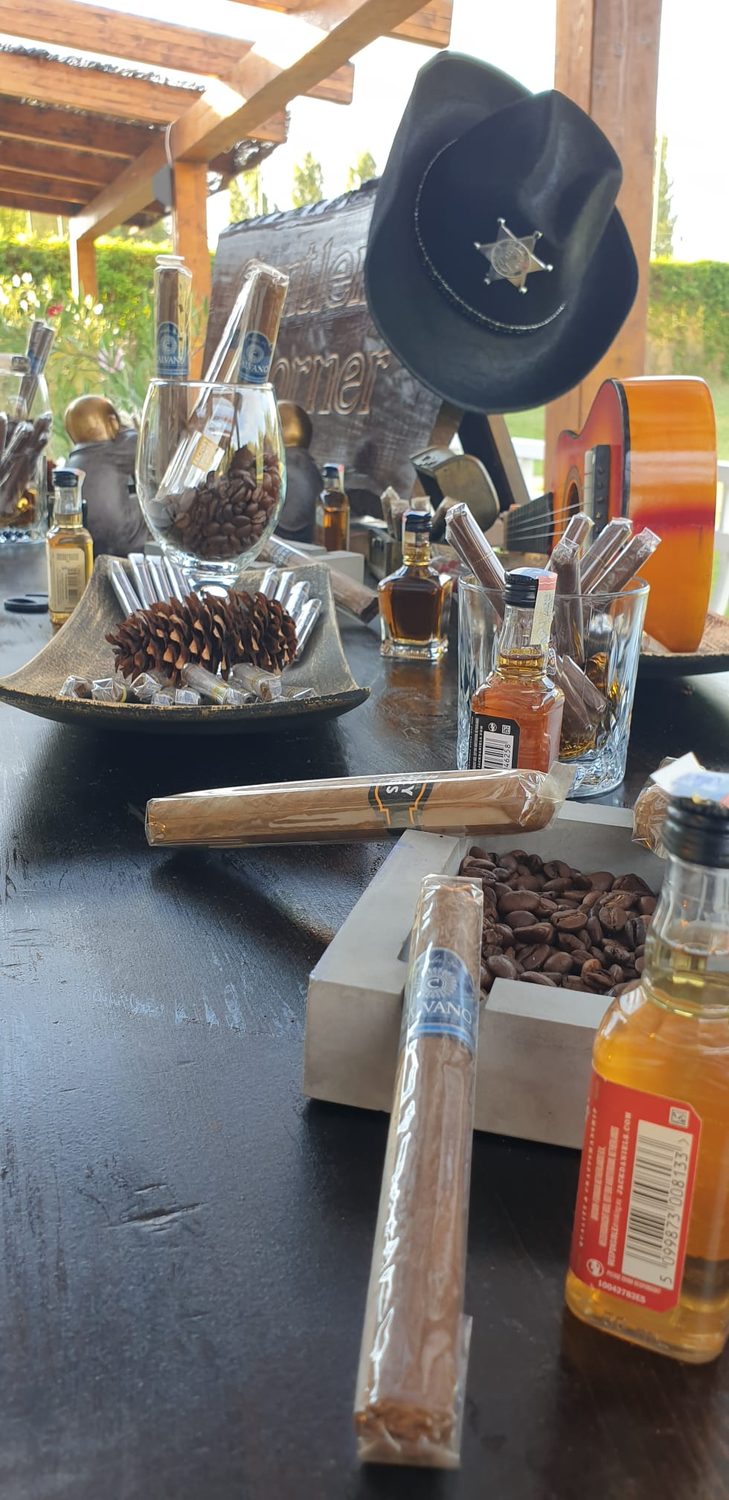 Detaliu cu trabuc si palarie pe blatul cigar bar-ului