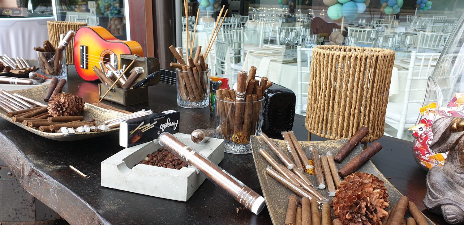 Trabucuri si accesorii asezate pe blatul cigar bar-ului