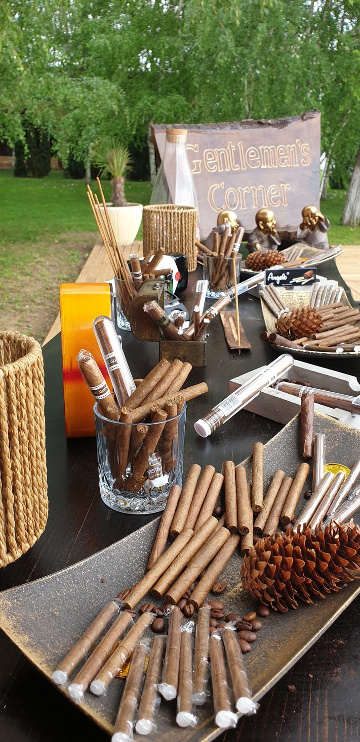 Detaliu cu selectia de trabucuri de la cigar bar