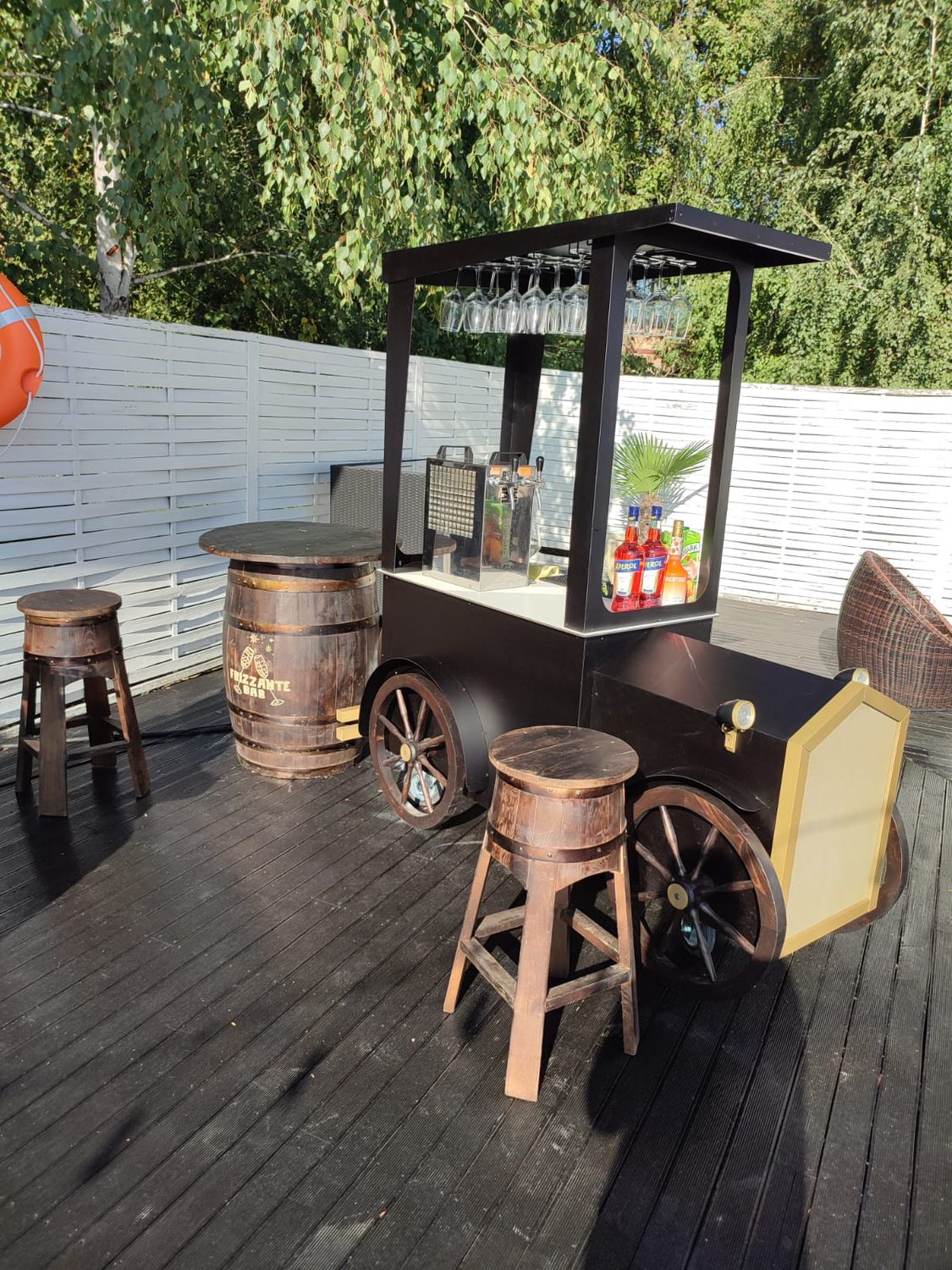 Vintage Car Frizzante cu scaunele de bar pe terasa de lemn